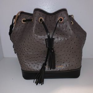 Pebble over the shoulder Dooney!